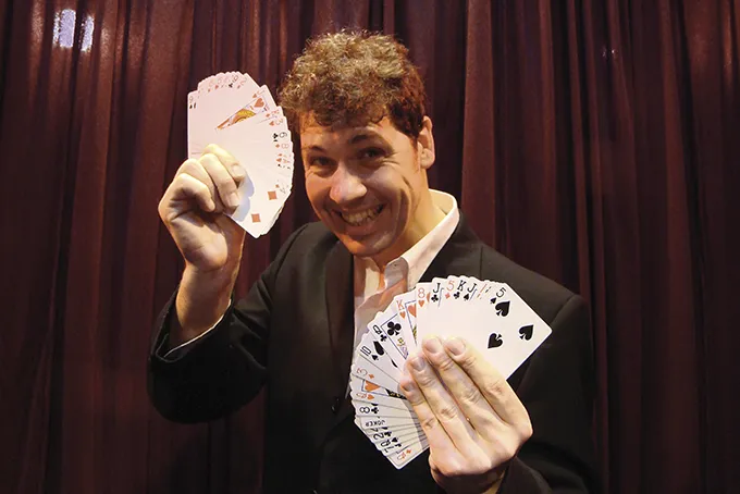 Contratar a ADRIAN GUERRA al 011 5452-1766 - Magia y Humor