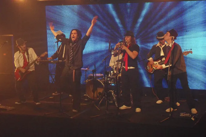 Contratar a THE ACÁ al 011 5452-1766 - Bandas de Covers