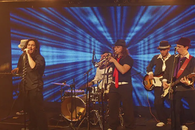Contratar a THE ACÁ al 011 5452-1766 - Bandas de Covers