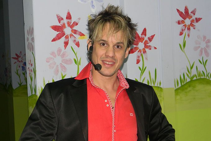 GUSTAVO RALEY Contacto al 011 5452-1766 / Shows de Magia