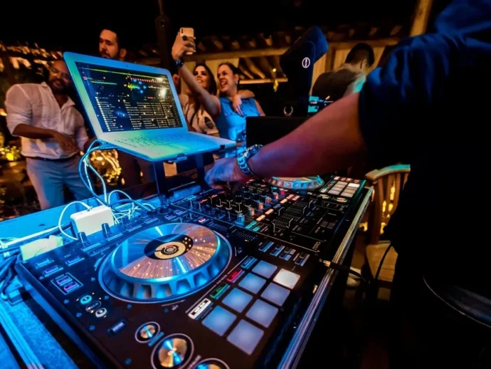 Contratar Disc Jockey para Fiestas / FREEDOM PRODUCTORA
